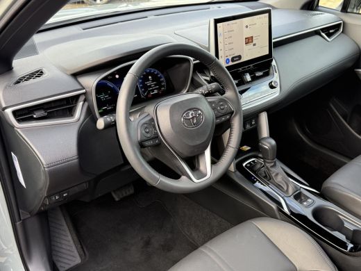 Toyota Corolla Cross 2.0 High Power Hybrid First Edition **STOELVERWARMING/ DODEHOEK DETECTIE/ ELEKTRONISCHE ACHTERKLEP** ActivLease financial lease