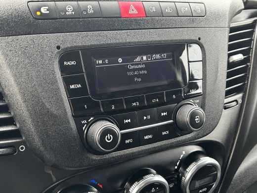 Iveco Daily 35S14V 2.3 136 PK / L2H2 / 270 A DEUREN / 3.5T TREKHAAK / 45.331 KM !! / AIRCO / BLUETOOTH ActivLease financial lease