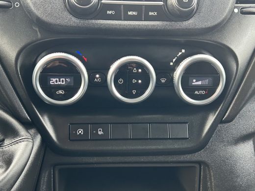 Iveco Daily 35S14V 2.3 136 PK / L2H2 / 270 A DEUREN / 3.5T TREKHAAK / 45.331 KM !! / AIRCO / BLUETOOTH ActivLease financial lease