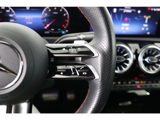 Mercedes-Benz A-Klasse 180 AMG Line | 1e Eigenaar! | Wide-Screen | Ambiance Light | Sport Stoel | Camera | LED | Clima |... ActivLease financial lease