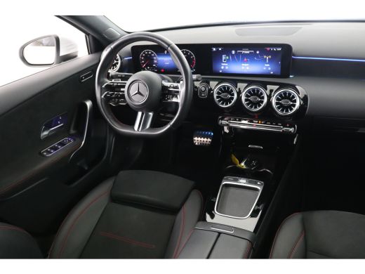 Mercedes-Benz A-Klasse 180 AMG Line | 1e Eigenaar! | Wide-Screen | Ambiance Light | Sport Stoel | Camera | LED | Clima |... ActivLease financial lease