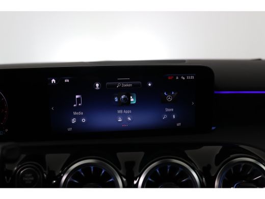 Mercedes-Benz A-Klasse 180 AMG Line | 1e Eigenaar! | Wide-Screen | Ambiance Light | Sport Stoel | Camera | LED | Clima |... ActivLease financial lease