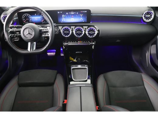 Mercedes-Benz A-Klasse 180 AMG Line | 1e Eigenaar! | Wide-Screen | Ambiance Light | Sport Stoel | Camera | LED | Clima |... ActivLease financial lease
