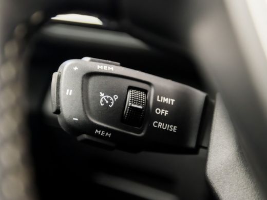 Peugeot 3008 1.2 PureTech Allure Sport Automaat (APPLE CARPLAY, PARELMOER, GROOT NAVI, 360 CAMERA, GETINT GLAS... ActivLease financial lease