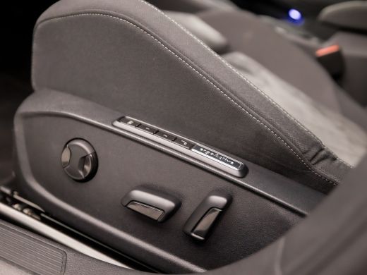 Volkswagen Golf 1.0 TSI Sport Automaat (APPLE CARPLAY, GROOT NAVI, CAMERA, STUUR/STOELVERWARMING, MEMORY SEATS, A... ActivLease financial lease