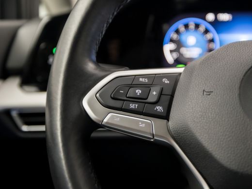 Volkswagen Golf 1.0 TSI Sport Automaat (APPLE CARPLAY, GROOT NAVI, CAMERA, STUUR/STOELVERWARMING, MEMORY SEATS, A... ActivLease financial lease