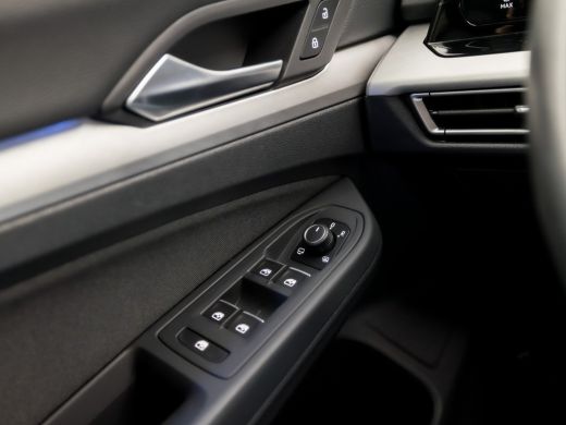 Volkswagen Golf 1.0 TSI Sport Automaat (APPLE CARPLAY, GROOT NAVI, CAMERA, STUUR/STOELVERWARMING, MEMORY SEATS, A... ActivLease financial lease