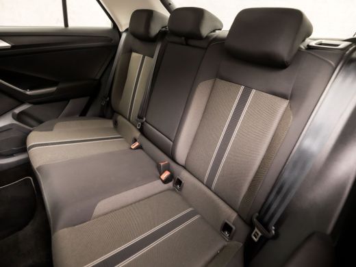 Volkswagen T-Roc 1.0 TSI Sport (APPLE CARPLAY, GROOT NAVI, CLIMATE, PARKEERSENSOREN, SPORTSTOELEN, ADAPTIVE CRUISE... ActivLease financial lease