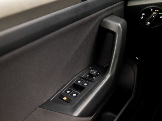 Volkswagen T-Roc 1.0 TSI Sport (APPLE CARPLAY, GROOT NAVI, CLIMATE, PARKEERSENSOREN, SPORTSTOELEN, ADAPTIVE CRUISE... ActivLease financial lease