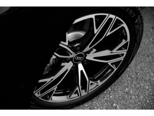 Audi Q3 S edition | Adaptive cruise control | Audi sound system | Cruise control ActivLease financial lease