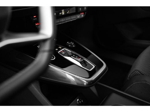 Audi Q4 e-tron S edition Competition | Achterklep, automatisch bedienbaar | Achteruitrijcamera | Adaptive cruise... ActivLease financial lease