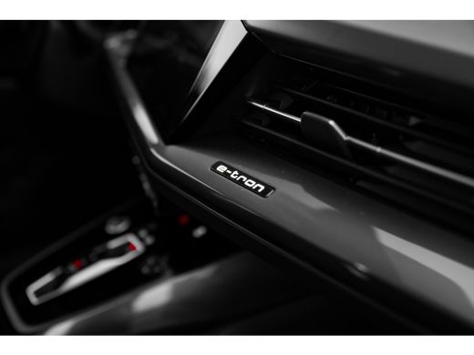 Audi Q4 e-tron S edition Competition | Achterklep, automatisch bedienbaar | Achteruitrijcamera | Adaptive cruise... ActivLease financial lease