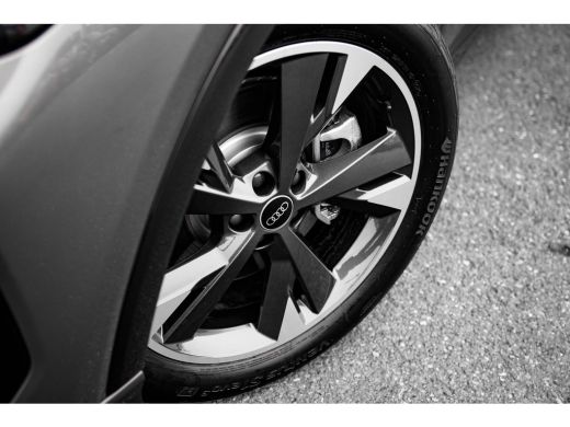 Audi Q4 e-tron S edition Competition | Achterklep, automatisch bedienbaar | Achteruitrijcamera | Adaptive cruise... ActivLease financial lease
