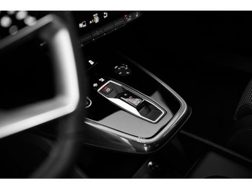 Audi Q4 e-tron S edition Competition | Achterklep, automatisch bedienbaar | Achteruitrijcamera | Adaptive cruise... ActivLease financial lease