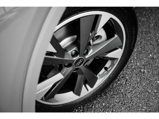 Audi Q4 e-tron S edition Competition | Achterklep, automatisch bedienbaar | Achteruitrijcamera | Adaptive cruise... ActivLease financial lease