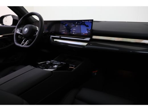 BMW i5 eDrive40 M Sport / Panoramadak / Trekhaak / Stoelventilatie / Bowers & Wilkins / M Sportonderstel... ActivLease financial lease