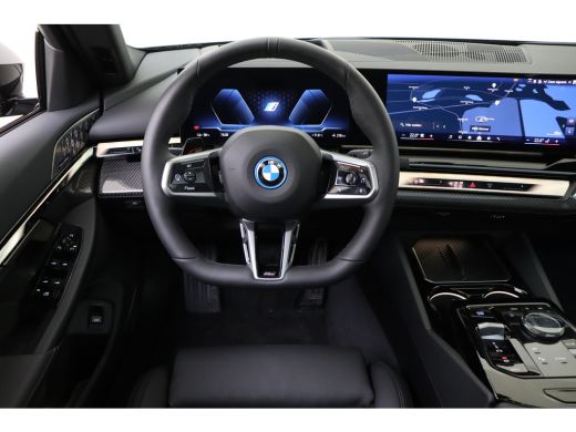 BMW i5 eDrive40 M Sport / Panoramadak / Trekhaak / Stoelventilatie / Bowers & Wilkins / M Sportonderstel... ActivLease financial lease