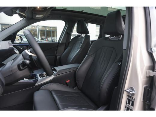 BMW X3 30e xDrive Automaat / Panoramadak / Trekhaak / Sportstoelen / Achteruitrijcamera / Comfort Access... ActivLease financial lease