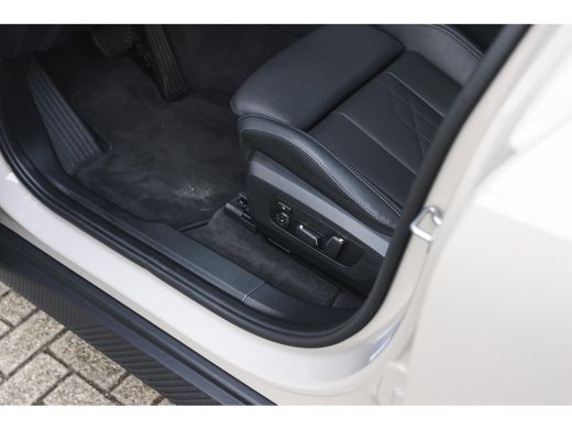 BMW X3 30e xDrive Automaat / Panoramadak / Trekhaak / Sportstoelen / Achteruitrijcamera / Comfort Access... ActivLease financial lease