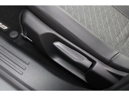 Peugeot 2008 1.2 Hybrid 136 Allure | Automaat | Navi by app | Apple carplay | Parkeersensoren | Mild Hybrid | ... ActivLease financial lease