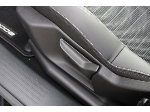 Peugeot e-3008 Allure Avantage 210 73 kWh | Automaat | Navigatie | Camera | Fase 3 laden | BTW | 2025 | 2.000km | ActivLease financial lease