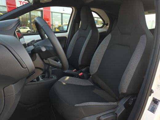 Toyota Aygo 1.0 VVT-i MT Play | Apple CarPlay | Parkeercamera | Rijklaar incl. garantie | ActivLease financial lease