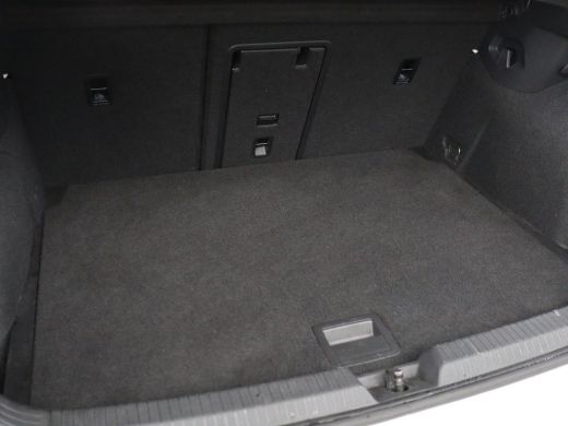 Volkswagen Golf 1.0 eTSI Life | Carplay | Sfeerverlichting | Adaptive cruise | Navigatie | Parkeerhulp | Full LED... ActivLease financial lease