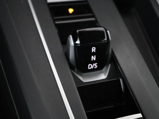 Volkswagen Golf 1.0 eTSI Life | Carplay | Sfeerverlichting | Adaptive cruise | Navigatie | Parkeerhulp | Full LED... ActivLease financial lease