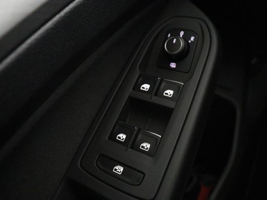 Volkswagen Golf 1.0 eTSI Life | Carplay | Sfeerverlichting | Adaptive cruise | Navigatie | Parkeerhulp | Full LED... ActivLease financial lease