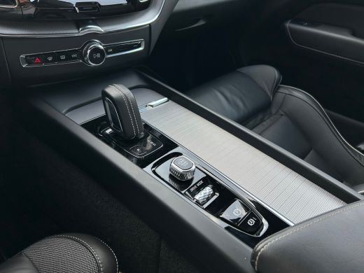 Volvo  XC60 2.0 B5 R-Design | Luchtvering | 360 camera | Sportstoel | Memory | Verwarmde voorruit | Pilot Ass... ActivLease financial lease