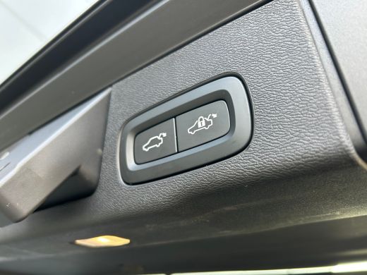 Volvo  XC60 2.0 B5 R-Design | Luchtvering | 360 camera | Sportstoel | Memory | Verwarmde voorruit | Pilot Ass... ActivLease financial lease