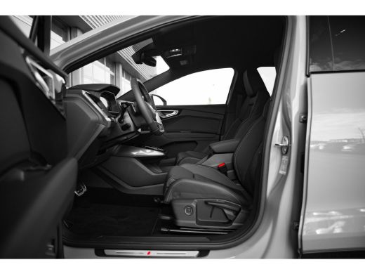 Audi Q4 e-tron S edition | Achterklep, automatisch bedienbaar | Achteruitrijcamera | Adaptive cruise control ActivLease financial lease