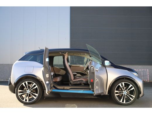BMW i3 Executive 120Ah 42 kWh/Lodge/*Kashmir Silver*/2xAdaptive/Carplay/W-pomp/3-Fase ActivLease financial lease