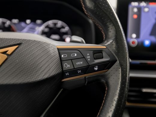 CUPRA Leon 2.0 TSI VZ Sport 301Pk Automaat (SCHUIFDAK, BLACK PACK, APPLE CARPLAY, STUUR/STOELVERWARMING, KUI... ActivLease financial lease