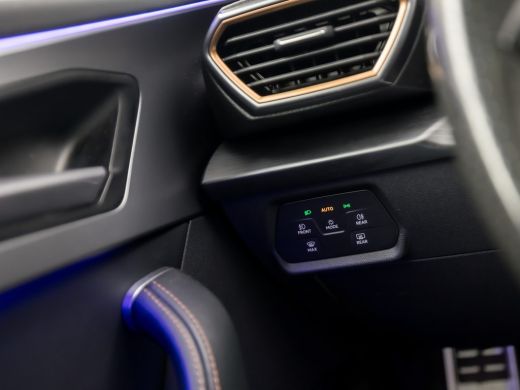 CUPRA Leon 2.0 TSI VZ Sport 301Pk Automaat (SCHUIFDAK, BLACK PACK, APPLE CARPLAY, STUUR/STOELVERWARMING, KUI... ActivLease financial lease