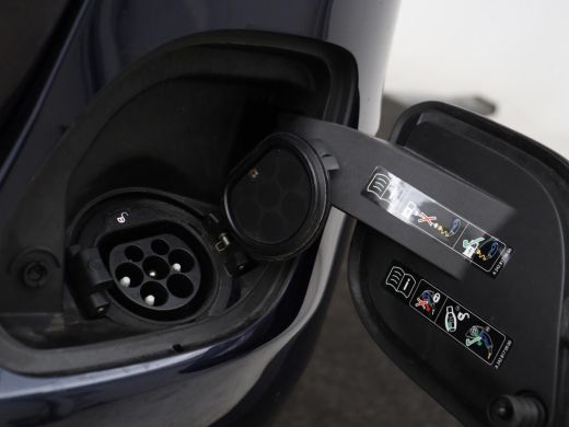 Mercedes-Benz C-Klasse 300e Business Solution Luxury | Leder | Stoelverwarming | Camera | Digital Cockpit | Park Assist ... ActivLease financial lease