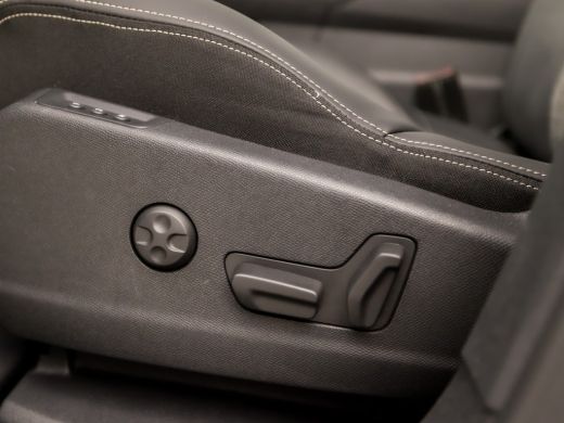 Peugeot 5008 1.2 PureTech Premium Sport 7 Persoons (APPLE CARPLAY, GROOT NAVI, MEMORY SEATS, STOELVERWARMING, ... ActivLease financial lease