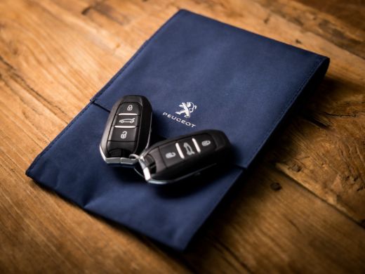 Peugeot 5008 1.2 PureTech Premium Sport 7 Persoons (APPLE CARPLAY, GROOT NAVI, MEMORY SEATS, STOELVERWARMING, ... ActivLease financial lease