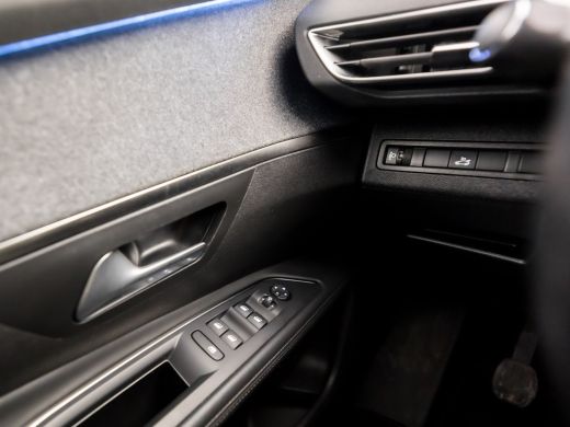 Peugeot 5008 1.2 PureTech Premium Sport 7 Persoons (APPLE CARPLAY, GROOT NAVI, MEMORY SEATS, STOELVERWARMING, ... ActivLease financial lease