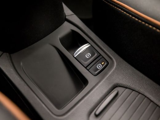 Renault Clio 1.6 E-Tech Hybrid 140 Initiale Paris 140Pk Automaat (APPLE CARPLAY, GROOT NAVI, CAMERA, LEDER, BO... ActivLease financial lease