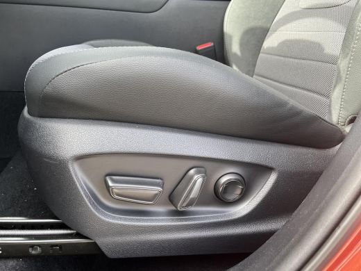 Toyota C-HR 2.0 Plug-in Hybrid 220 Executive | All-in prijs | Apple/Android | Stoel/Stuurverwarming | Camera | ActivLease financial lease