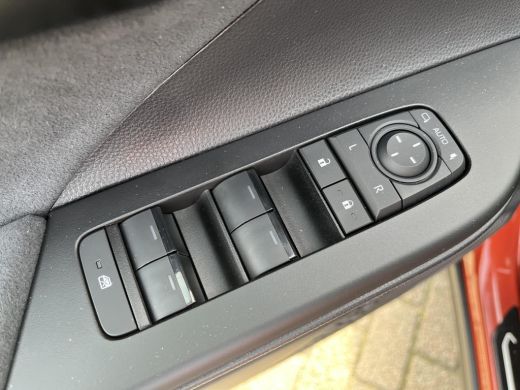 Toyota C-HR 2.0 Plug-in Hybrid 220 Executive | All-in prijs | Apple/Android | Stoel/Stuurverwarming | Camera | ActivLease financial lease