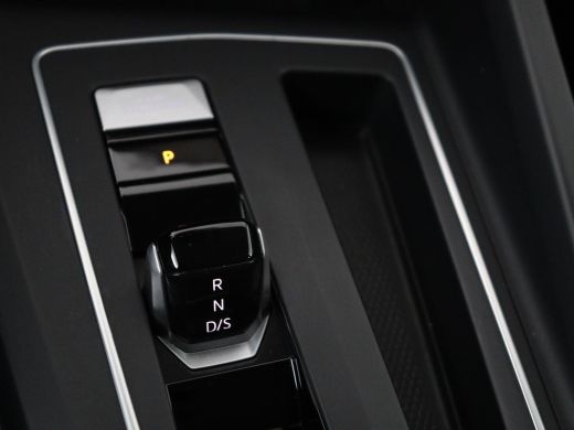 Volkswagen Golf 1.0 eTSI Life Business | Stoelverwarming | Trekhaak | Camera | Adaptive cruise | Carplay | Sfeerv... ActivLease financial lease