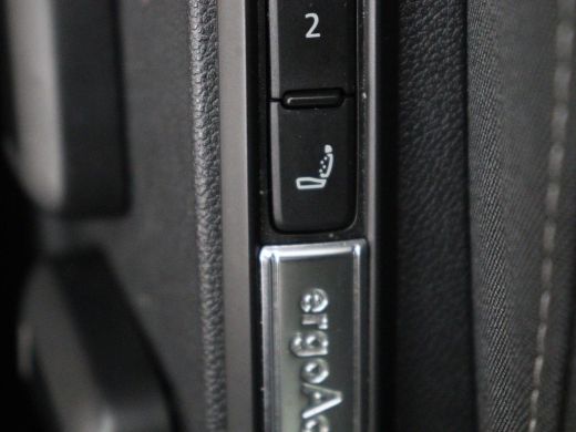 Volkswagen Golf 1.0 eTSI Life Business | Stoelverwarming | Trekhaak | Camera | Adaptive cruise | Carplay | Sfeerv... ActivLease financial lease