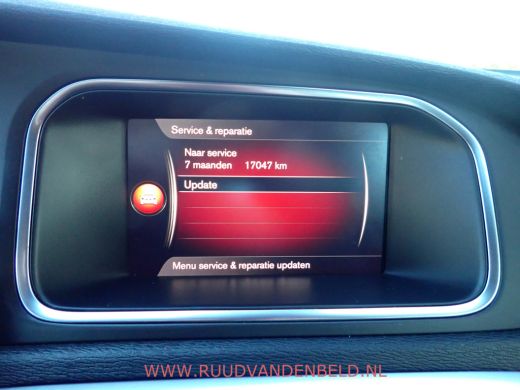 Volvo  V40 2.0 T4 Business Sport R-DESIGN / CRUISE / VOORSTOELEN VERWARMD / BLUETOOTH ActivLease financial lease