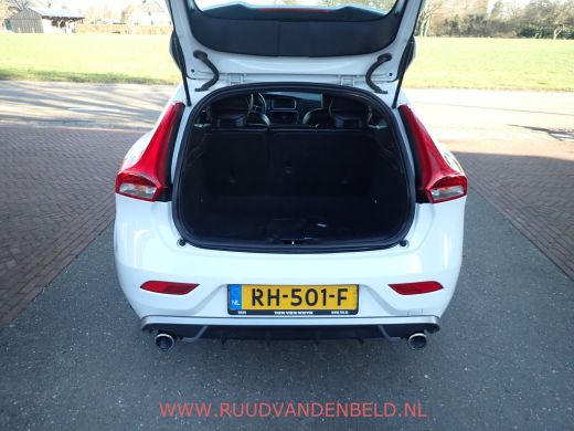 Volvo  V40 2.0 T4 Business Sport R-DESIGN / CRUISE / VOORSTOELEN VERWARMD / BLUETOOTH ActivLease financial lease