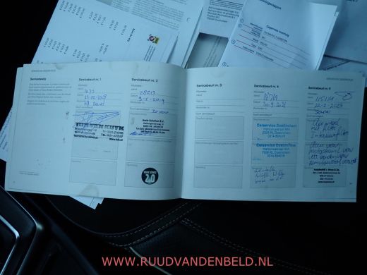 Volvo  V40 2.0 T4 Business Sport R-DESIGN / CRUISE / VOORSTOELEN VERWARMD / BLUETOOTH ActivLease financial lease