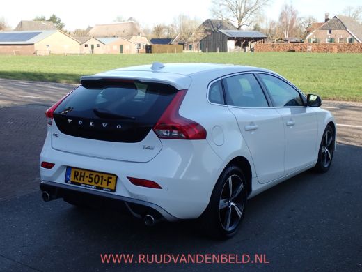 Volvo  V40 2.0 T4 Business Sport R-DESIGN / CRUISE / VOORSTOELEN VERWARMD / BLUETOOTH ActivLease financial lease