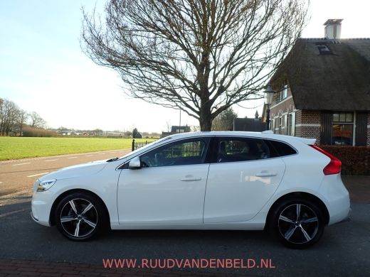 Volvo  V40 2.0 T4 Business Sport R-DESIGN / CRUISE / VOORSTOELEN VERWARMD / BLUETOOTH ActivLease financial lease