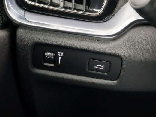 Volvo  V60 2.0 B3 Sport 177Pk Automaat (APPLE CARPLAY, GROOT NAVI, STUUR/STOELVERWARMING, CAMERA, SPORTSTOEL... ActivLease financial lease